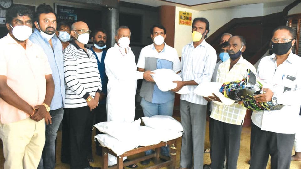 Former Mayor Dhruvakumar distributes food kits to theatre employees