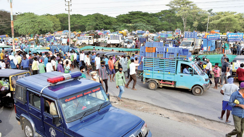 ‘Misled’ farmers descend on M.G. Road Market with produces; vacate after cops intervene