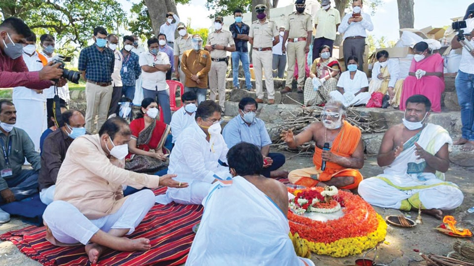 After mass cremation in Bengaluru, mass immersion at Mandya: Unclaimed ashes of 850 COVID victims immersed in Cauvery