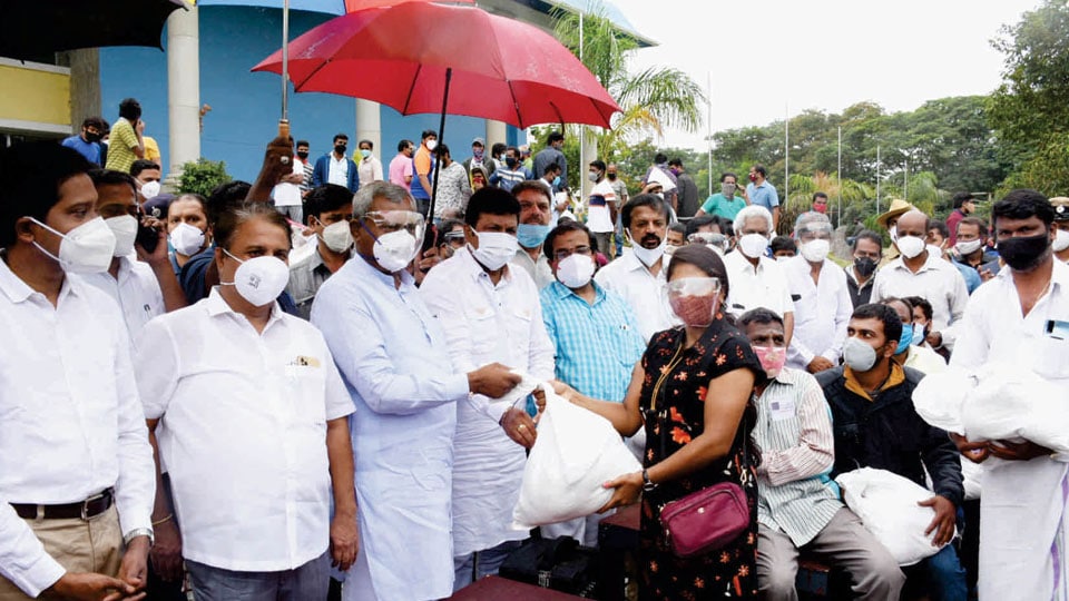 Political leaders come to the aid of needy during pandemic