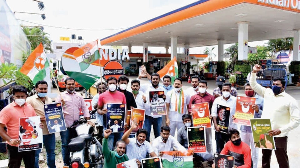 Congress Units stage protest against high fuel prices