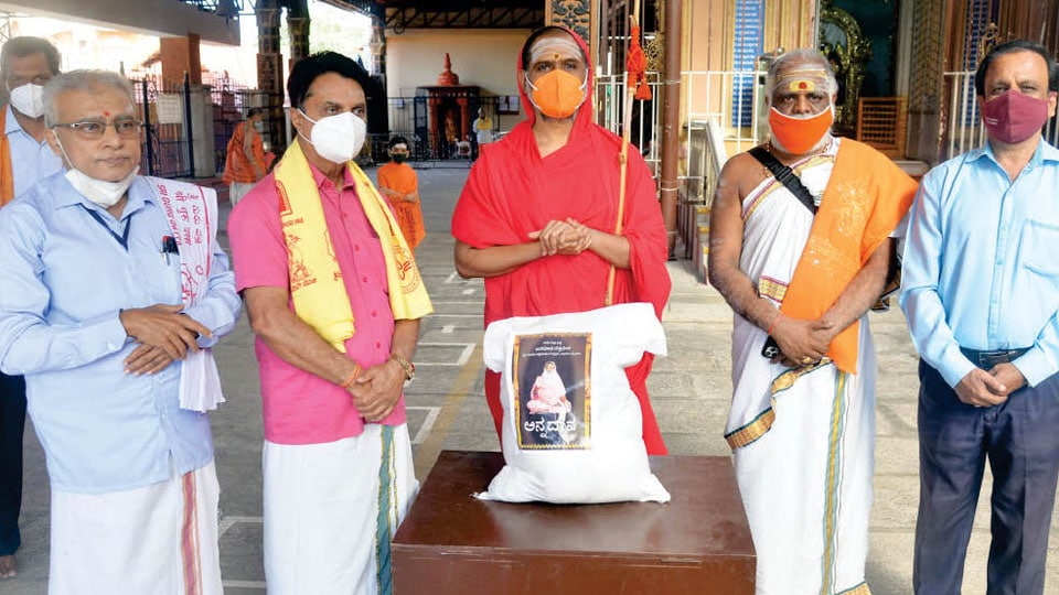 Avadoota Datta Peetha hands over groceries to Brahmin families