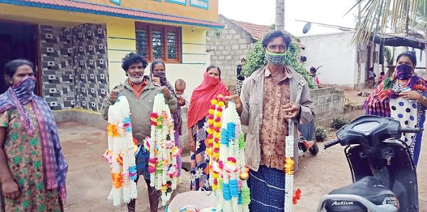 Hunsur's Hakki-Pikki tribes lose incomes, stare at hunger - Star of Mysore