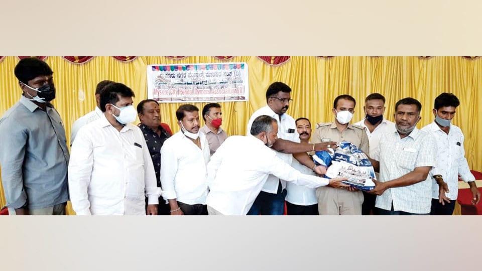 Pandal Shop Owners’ Assn. distributes grocery kits to labourers