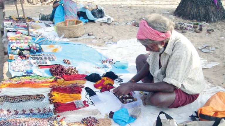 Hunsur's Hakki-Pikki tribes lose incomes, stare at hunger - Star of Mysore