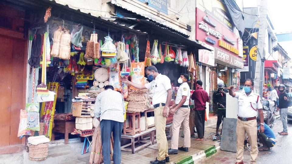 Footpath vendors face Police eviction