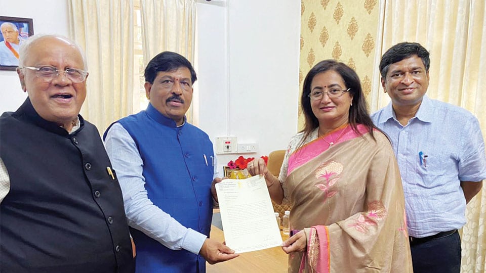 Sumalatha Ambarish meets Mines and Geology Minister