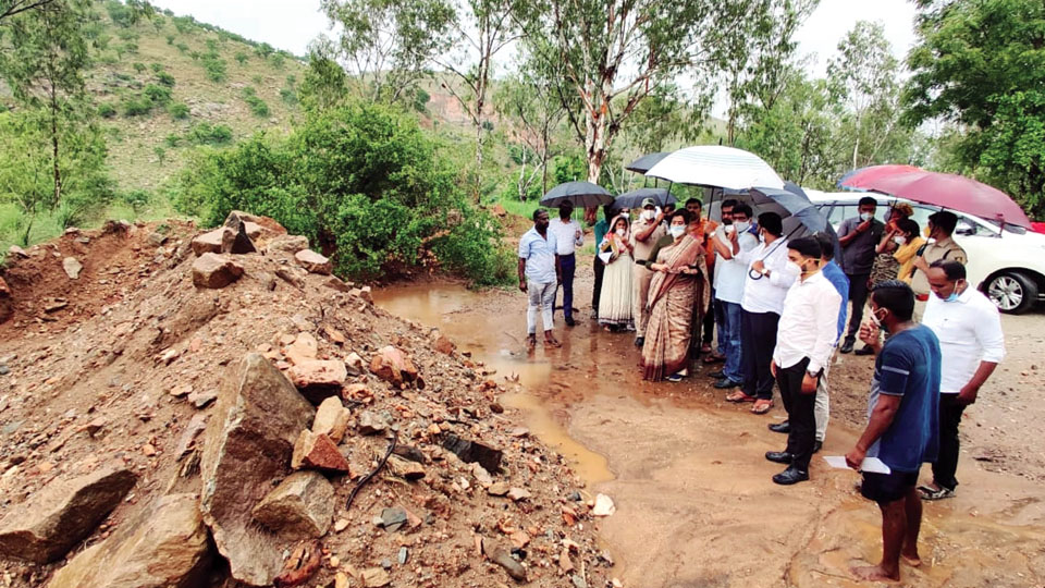 Roadblocks greet MP Sumalatha at quarries