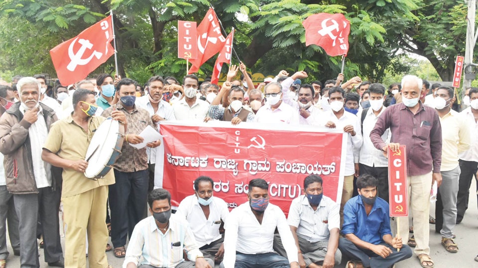 Gram Panchayat employees hold protest in city; seek fulfilment of demands