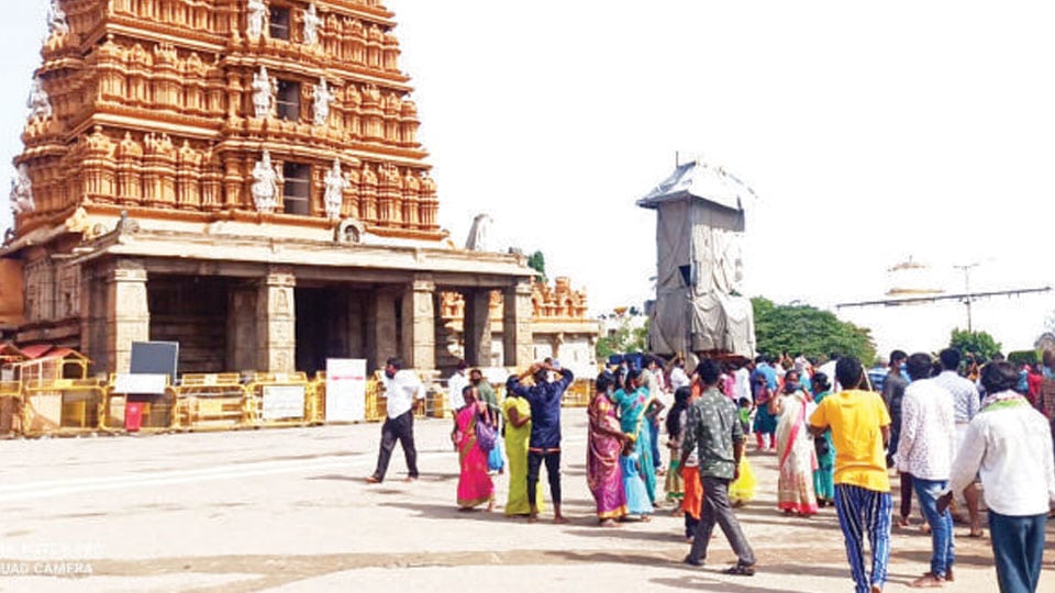 Devotees throng Srikanteshwara Temple in Nanjangud