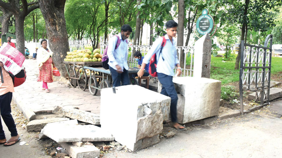 Broken pillar of MMC&RI gate troubles pedestrians
