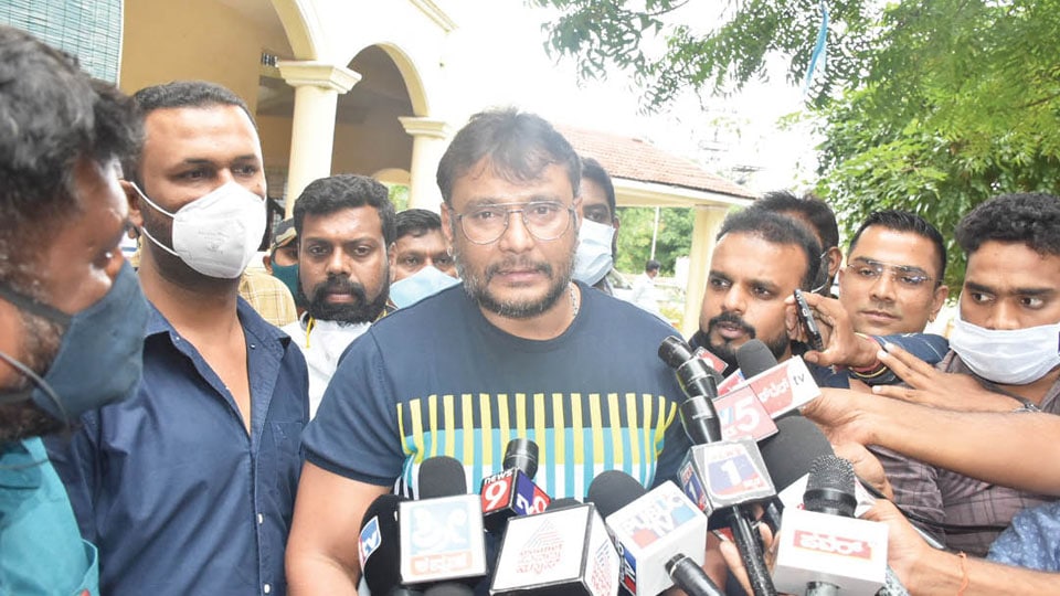Police convince actor Darshan not to visit Hill Temple; he obliges