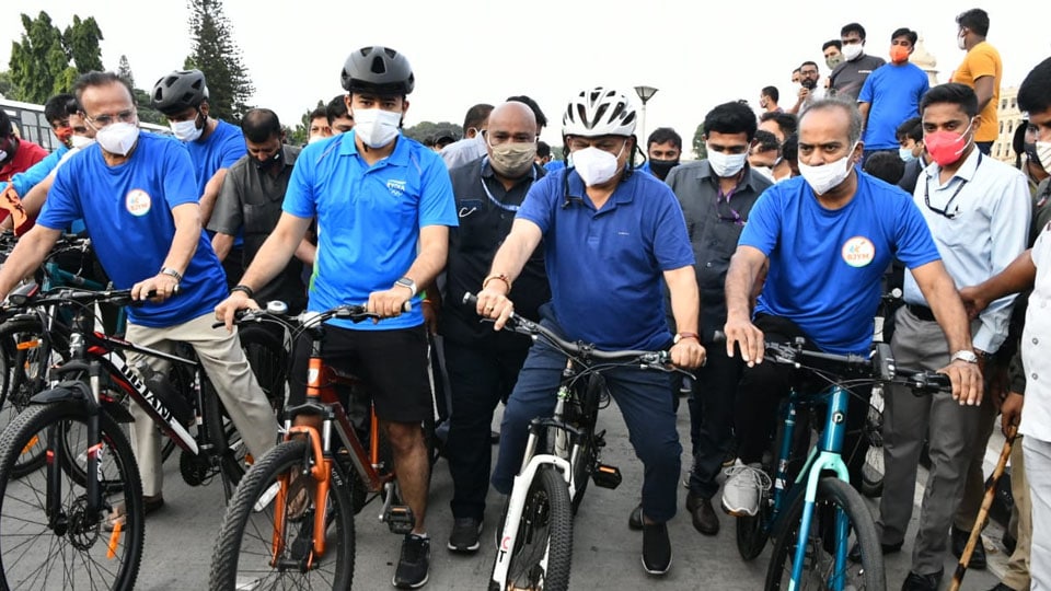 CM launches ‘Cheer 4 India’ cycling