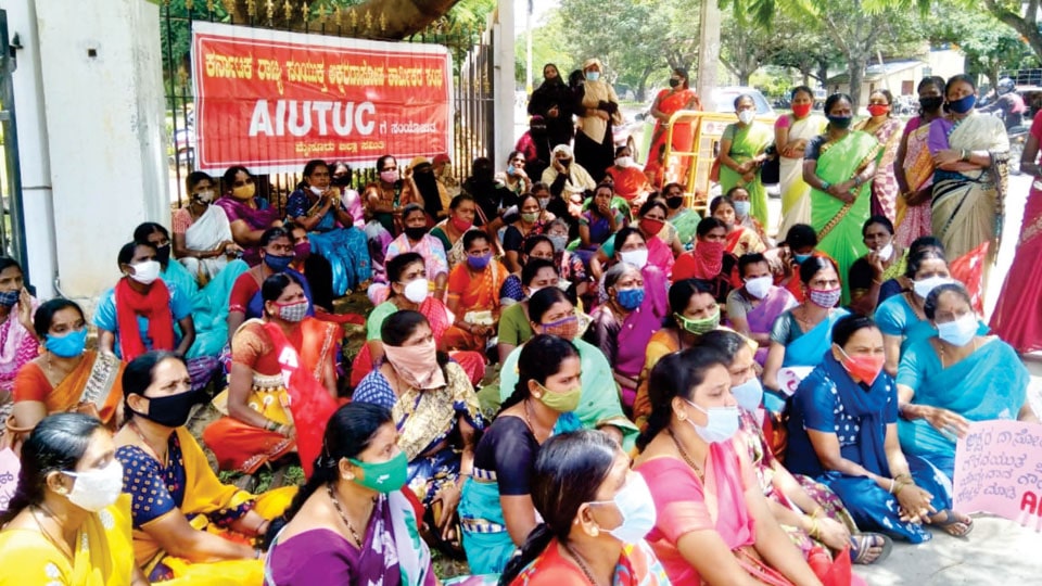 Akshara Dasoha workers seek release of honorarium