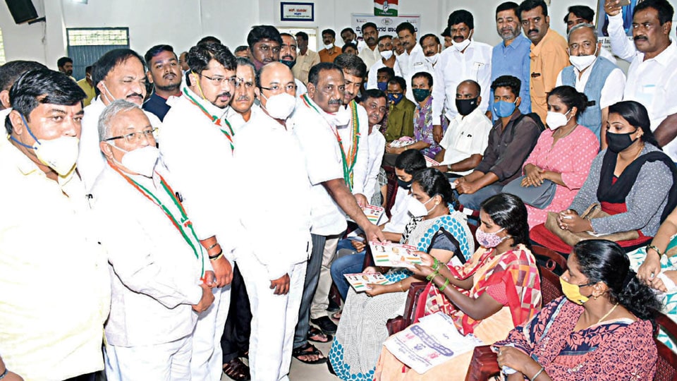 Congress leader distributes Rs. 10,000 each to 150 families of COVID dead