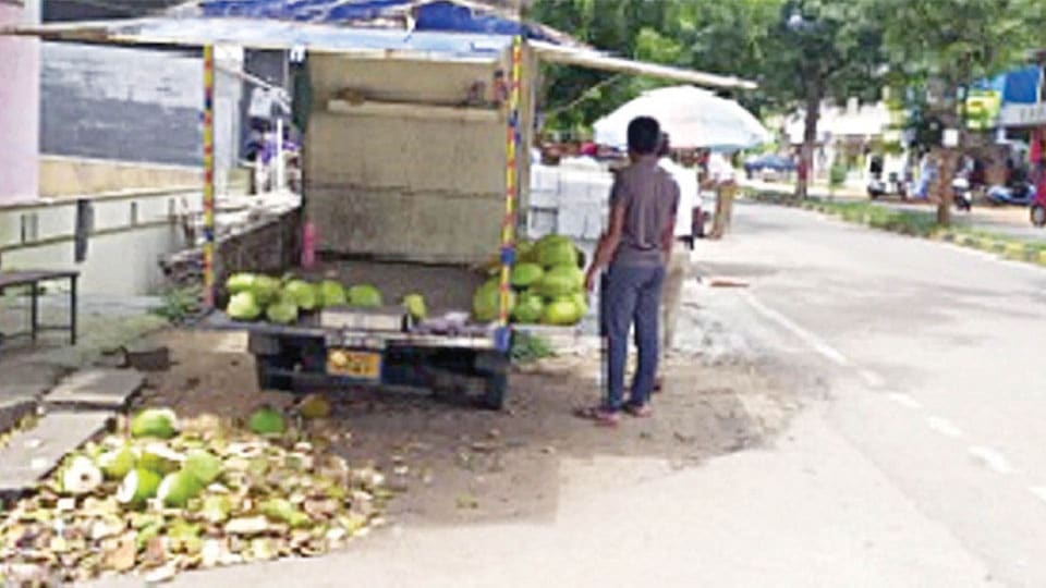 Footpath encroachment clearance drive yields Rs. 5,400 spot fines