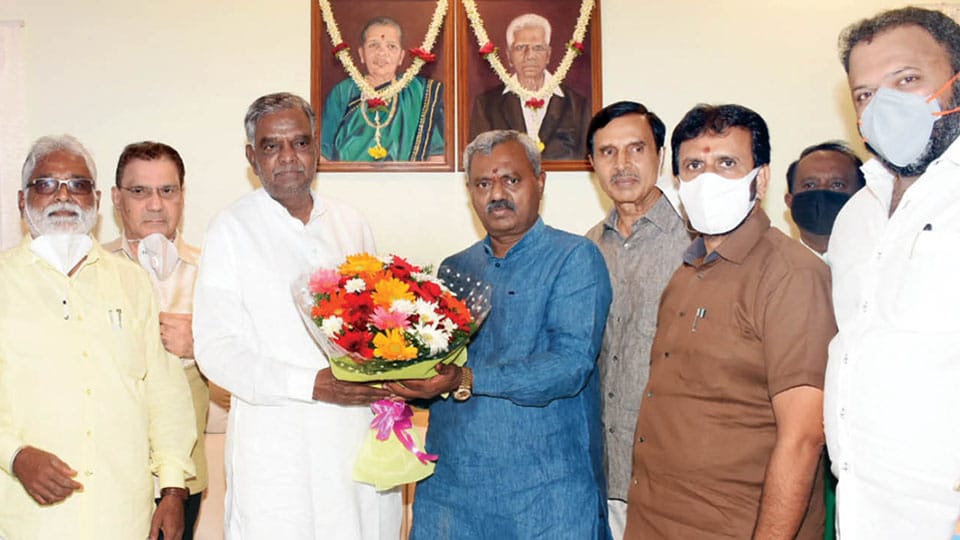 MP V. Sreenivasa Prasad turns 75 Minister S.T. Somashekar and others greet senior leader
