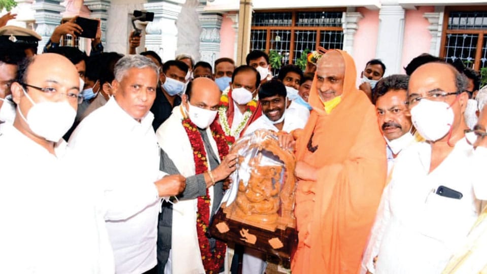 CM visits Suttur, seeks Seer’s blessings