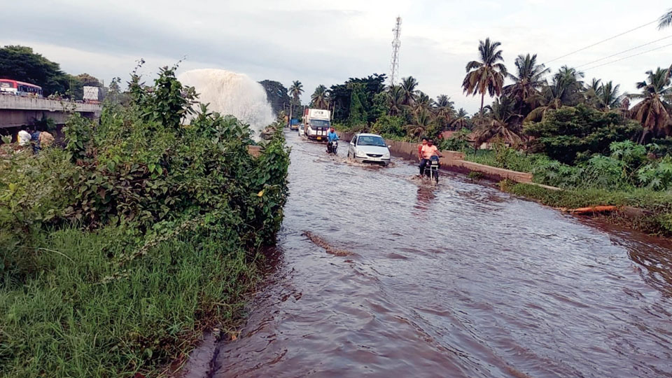 Cauvery pipeline breaks; Highway under water