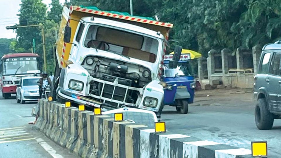 Driver absconds after crashing truck into road median