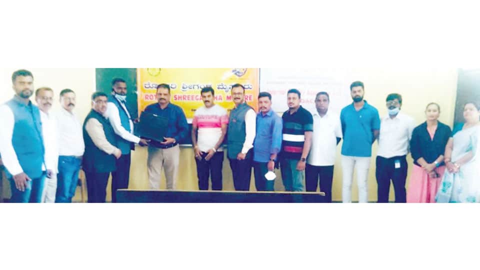 Rotary Srigandha donates computers to Periyapatna First Grade College