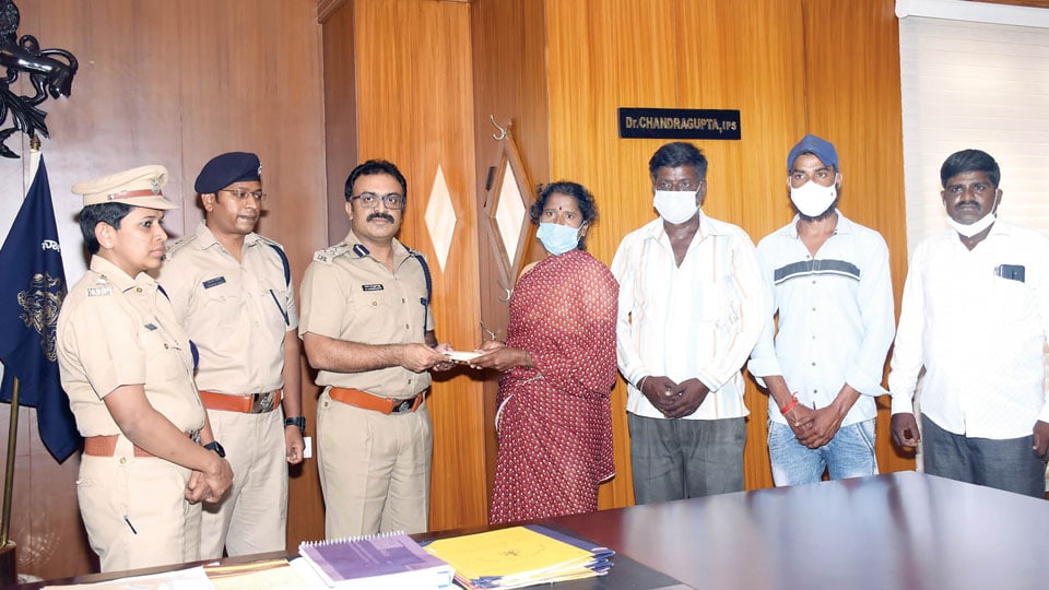 Vidyaranyapuram shootout case: Cops give Rs. 1 lakh out of their prize money to deceased’s family