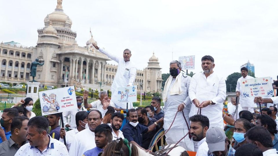Protest against rising prices: Congress leaders arrive at Vidhana Soudha in tongas