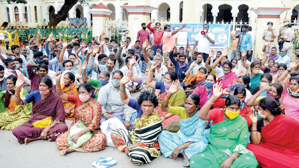 M.G. Road Market vegetable vendors stage protest in front of MCC