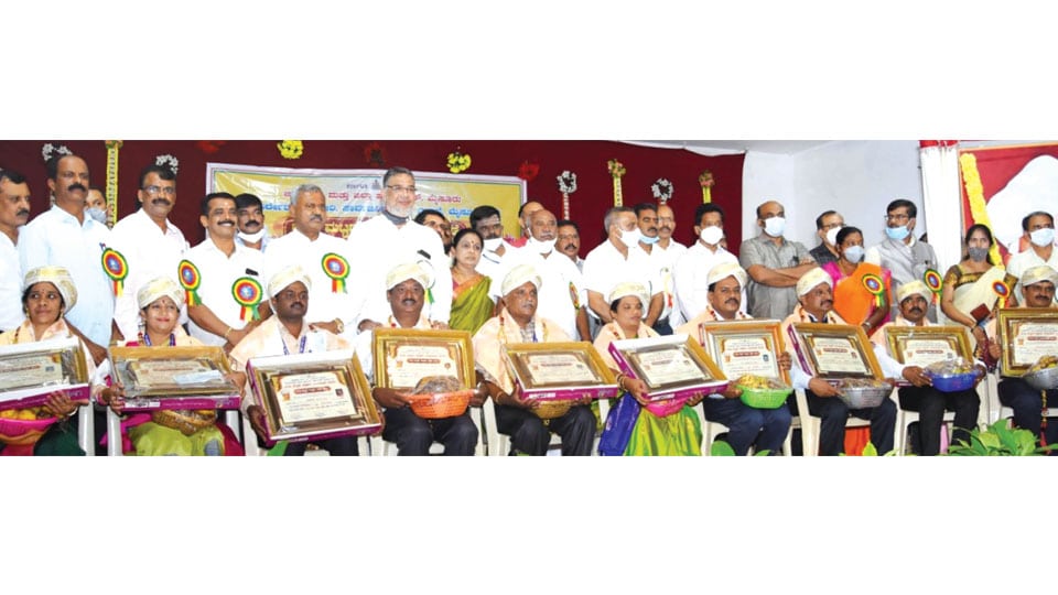 District-level Best Teacher Awards Conferred