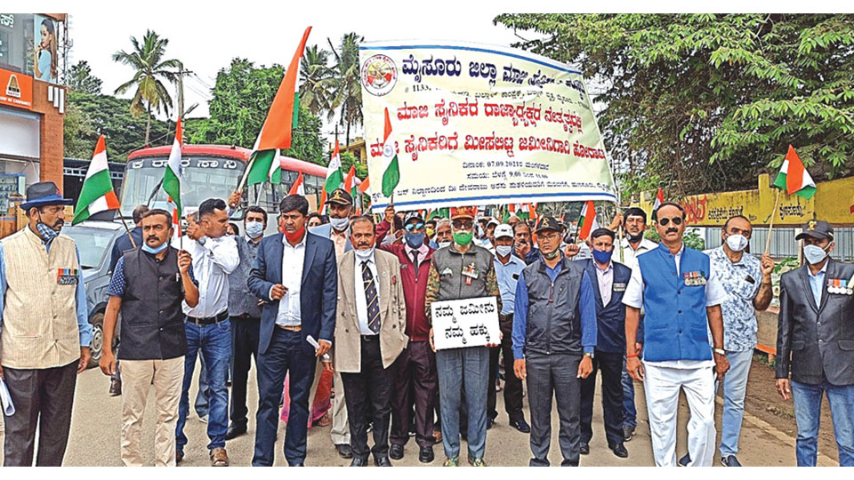 Ex-Servicemen stage protest at Hunsur seeking Government land