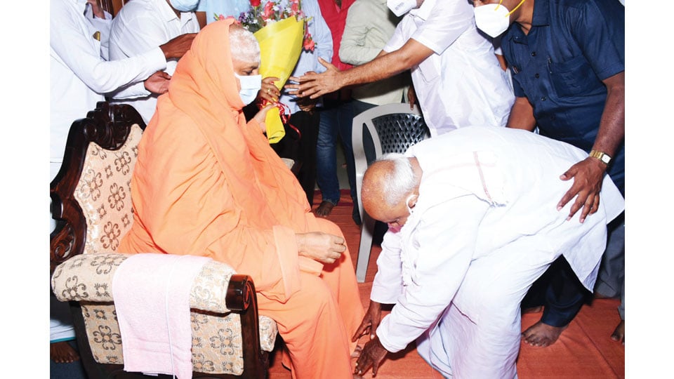 H.D. Deve Gowda visits Suttur, seeks Seer’s blessings