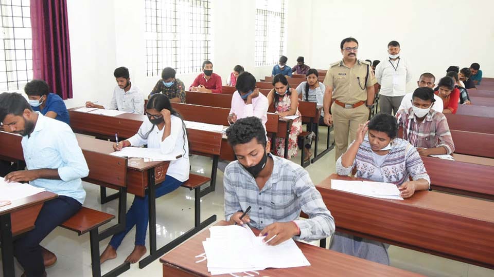 Thousands appear for Police Constables Recruitment written exam