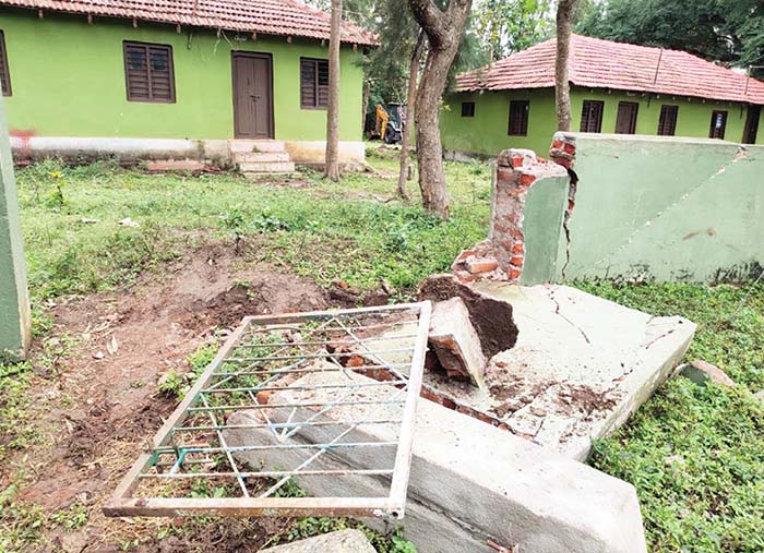 Wild tusker destroys railway barricades, enters villages near Nagarahole-1
