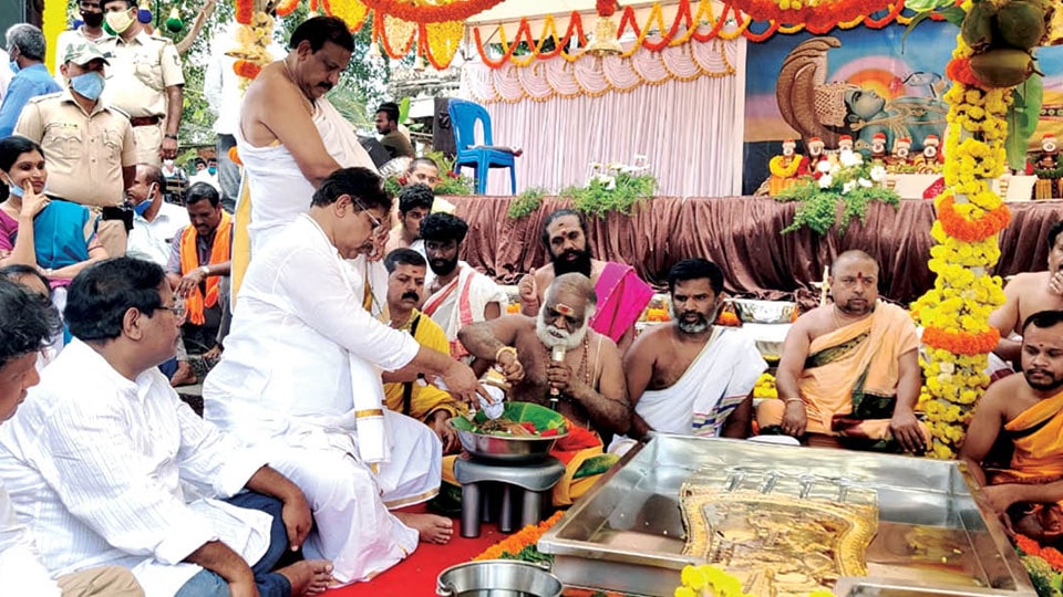 Revenue Minister Ashoka leads mass ‘Pinda Pradhana’ rituals