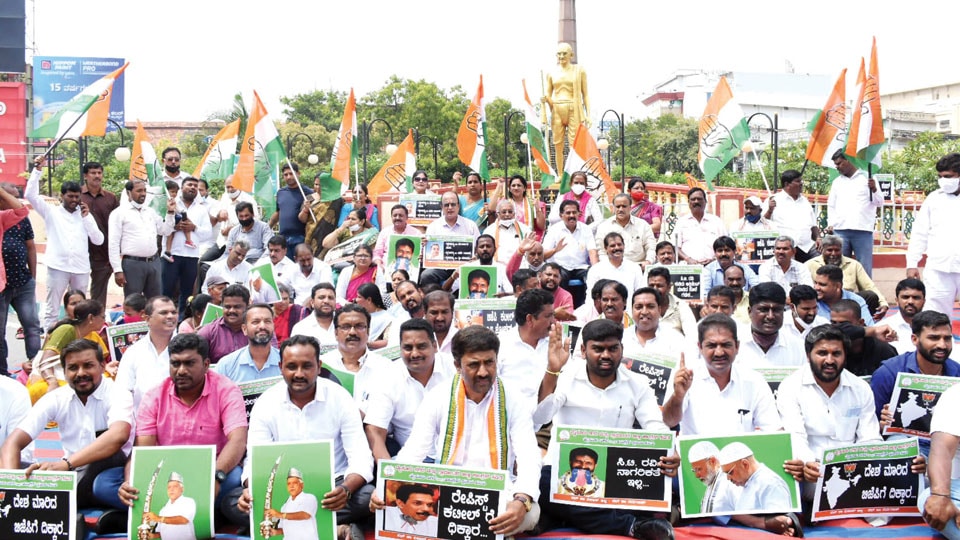 Congress stages protest against BJP leaders C.T. Ravi and Kateel