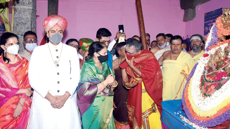 Royal family members witness Chamundeshwari Rathotsava