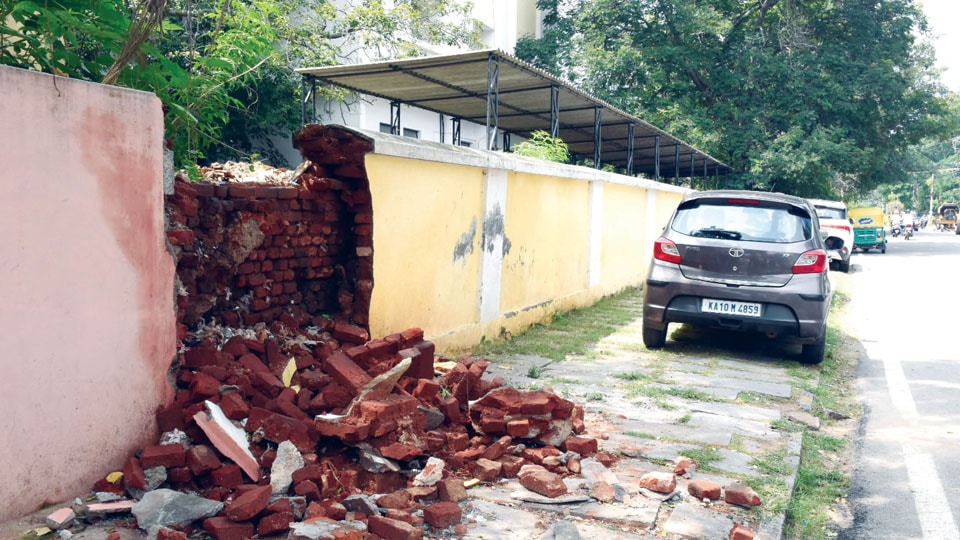 Portion of Commercial Tax Office compound wall collapses
