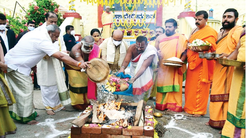 CM couple, 5 Ministers perform puja at KRS Dam
