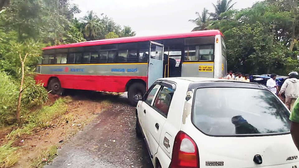 Groom among three killed as bus hits goods auto