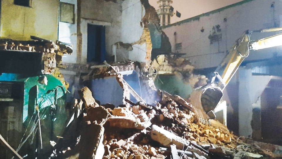 MCC demolishes dilapidated building in Mandi Mohalla