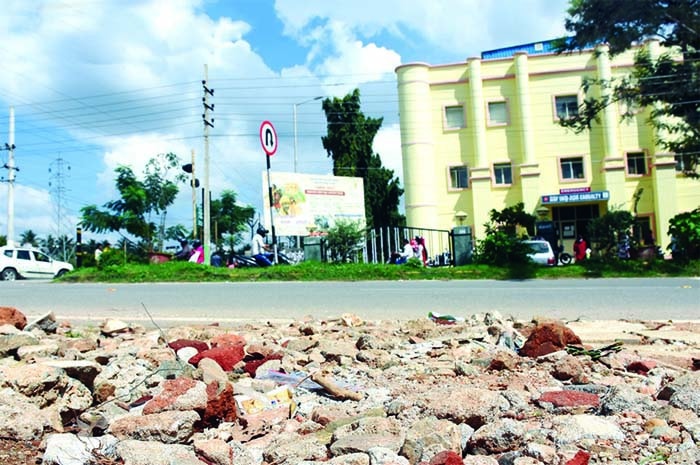 Debris-dumping rampant on city roadsides-1