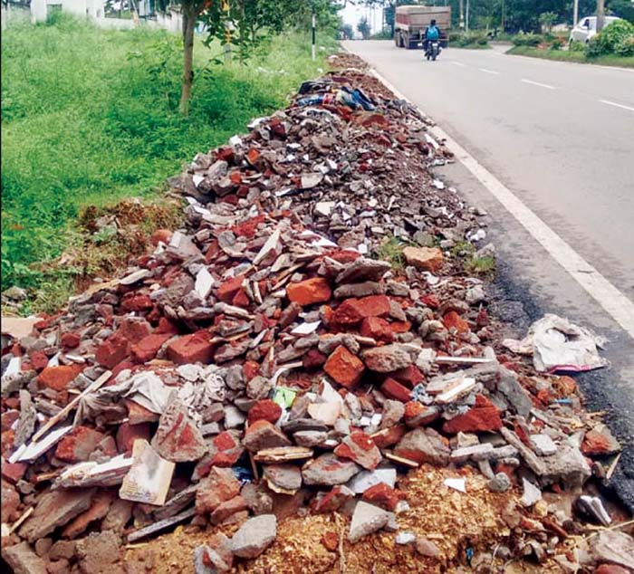 Debris-dumping rampant on city roadsides-2