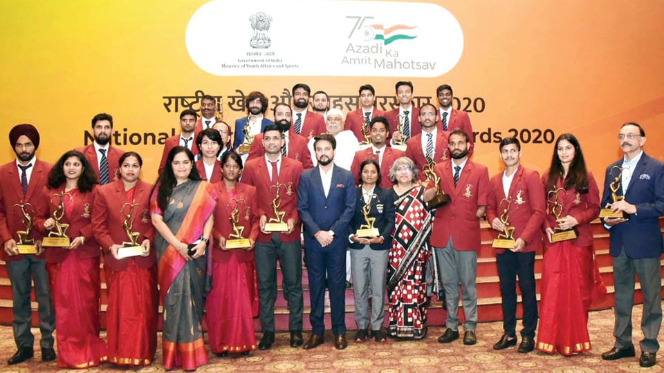 Union Sports Minister hands over trophies to 2020 National Sports Awards Winners