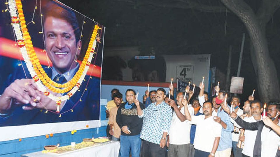 Theatres pay tribute to Puneeth