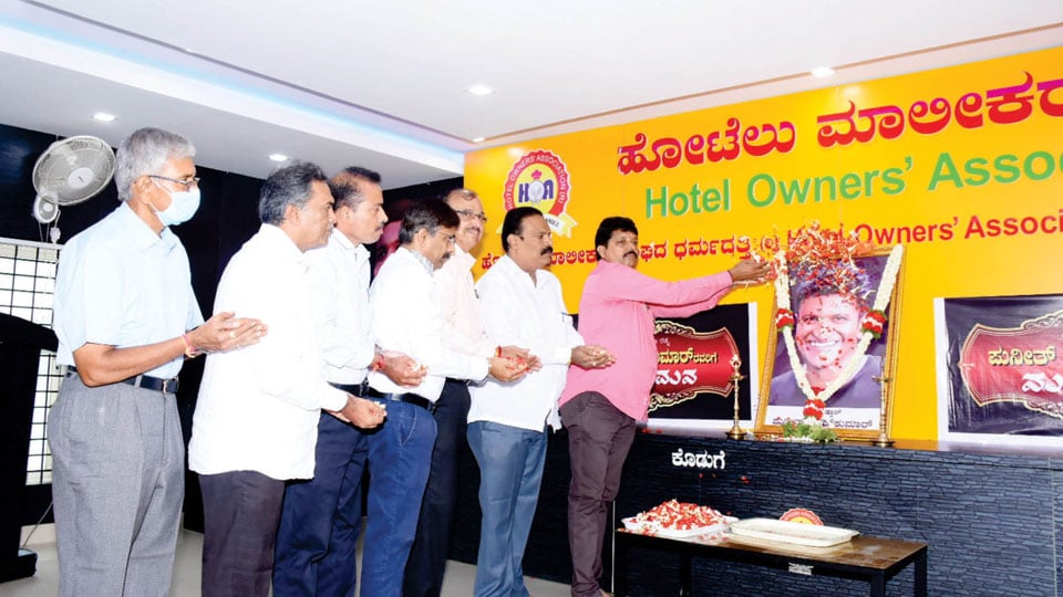 City hoteliers pay rich tributes to Puneeth Rajkumar