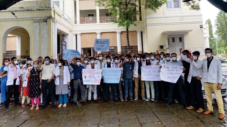 Day-3: MMC&RI PG students, Interns and Senior Residents continue protest