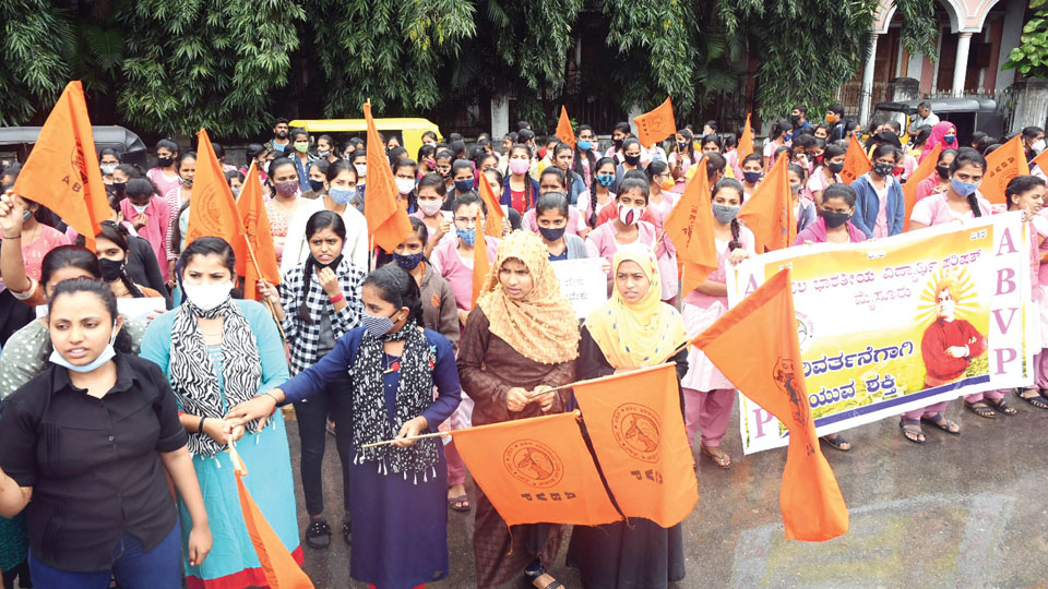 ABVP stages protest against hike in Engineering course fee