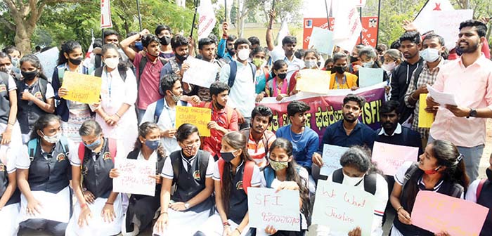 Protesting Guest Lecturers sell Bajji, Bonda