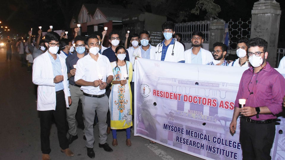 Seeking payment of COVID risk allowance: Resident doctors take out candle light march