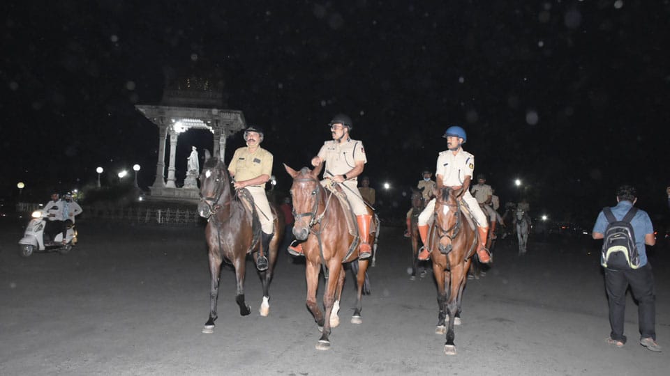 City pauses at 10 pm; only Police on roads